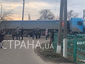 В Новых Санжарах жители преградили дорогу к санаторию огромным камазом и сказали, что он поломался. Фото