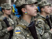 Украинки с 1 октября должны стать на воинский учет. Что это значит и будут ли их выпускать за границу?