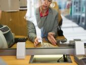 Украинцам начнут закрывать банковские счета, если они откажутся отвечать на вопросы о связях с Россией