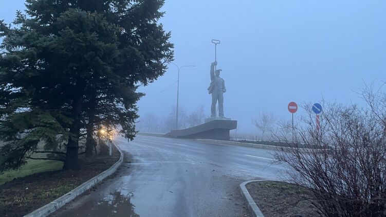 Монумент металлургу на въезде в Мариуполь
