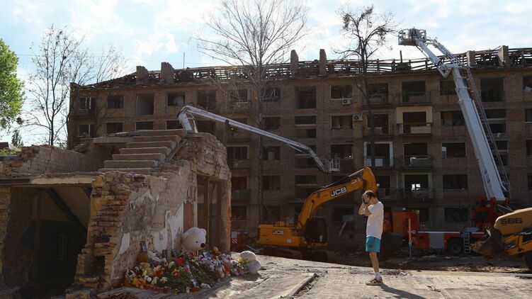 Так сейчас выглядит дом в Киеве, куда на днях попала ракета