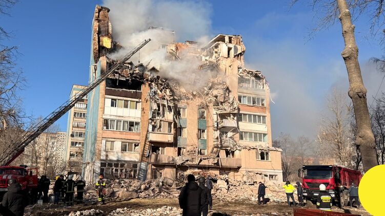 Разрушенный ракетой дом в Тернополе