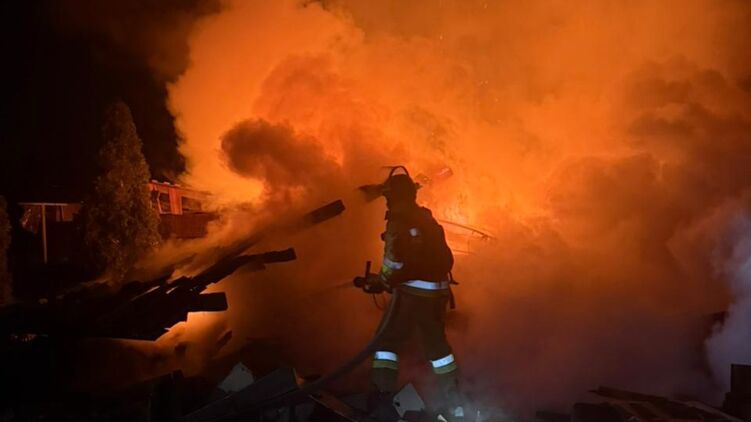 Пожежа після прильоту до Донецької області