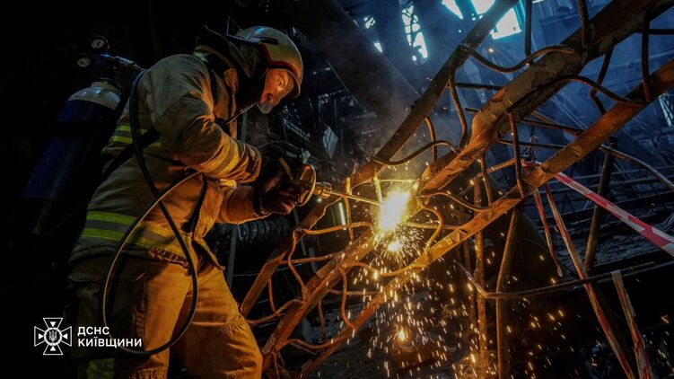 Рятувальники відновлюють об'єкт критичної інфраструктури. Фото: ДСНС