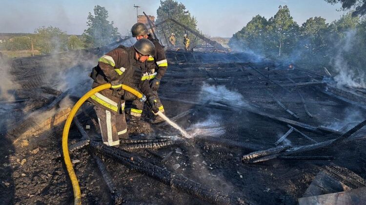 Наслідки обстрілу на Київщині. Фото: ДСНС