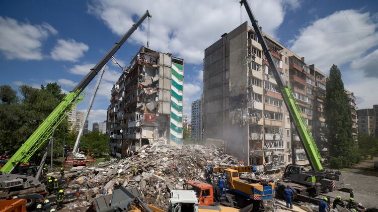 Пострадавшая от удара многоэтажка в Киеве. Фото: Нацполиция