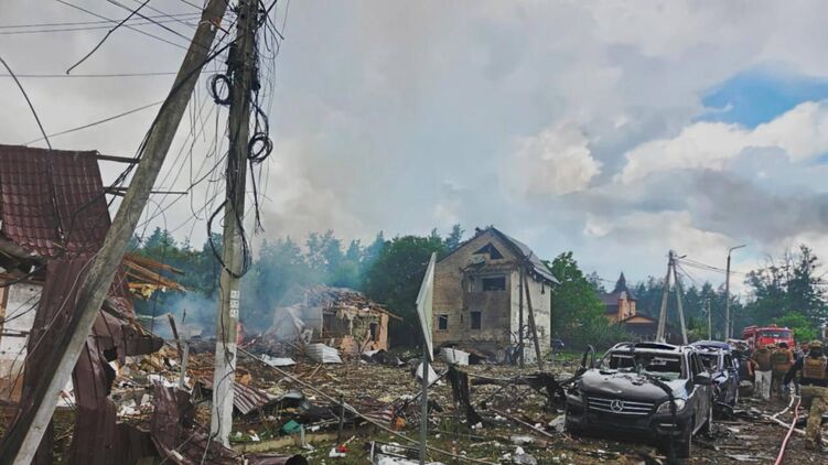 По Киевской области РФ ударила ракетой. Фото: ГСЧС