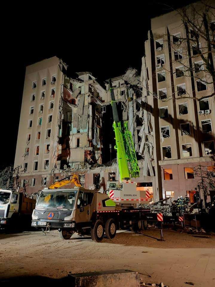 Николаев - в ГСЧС продолжают разбирать завалы после обстрела ОГА