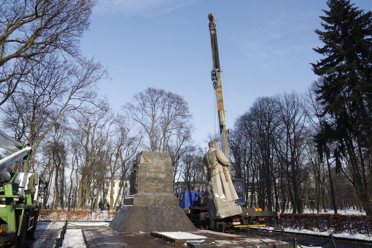 В Киеве демонтировали памятник Ватутину 