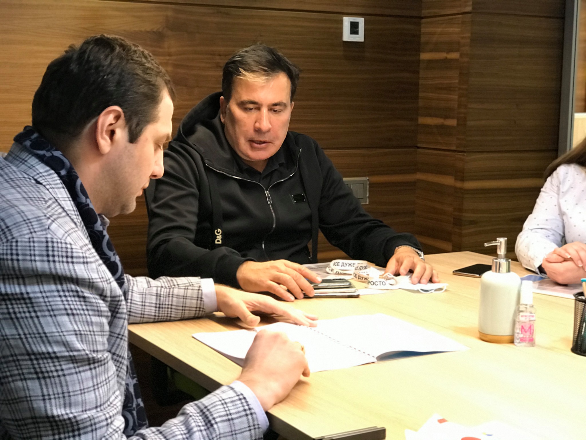 Саакашвили не может смириться с поражением