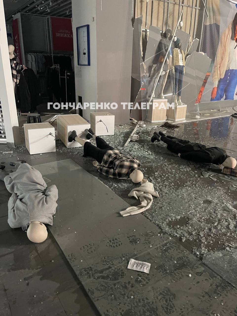 Киев - фото последствий удара по торговому центру в подольском районе