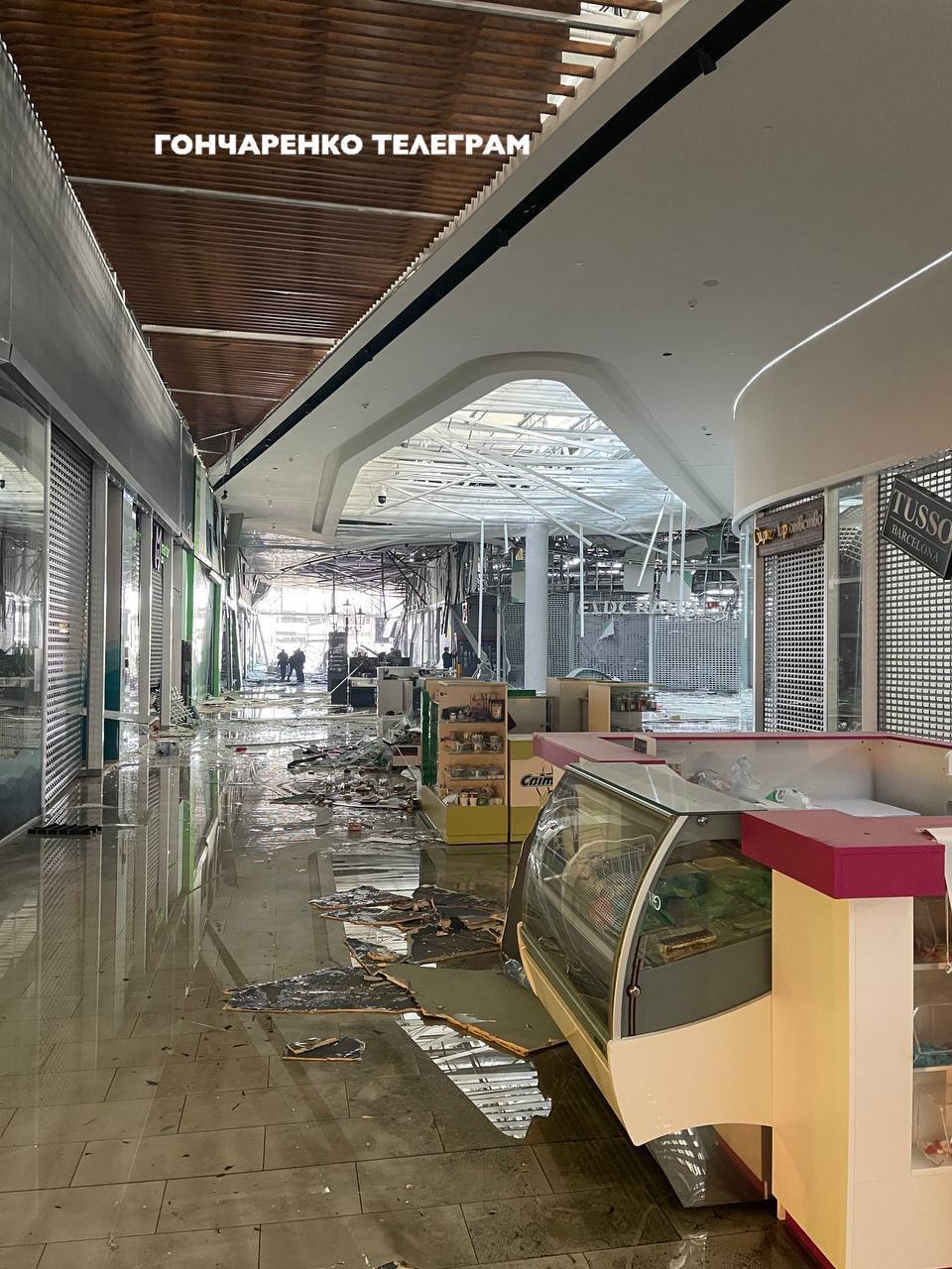 Киев - фото последствий удара по торговому центру в подольском районе