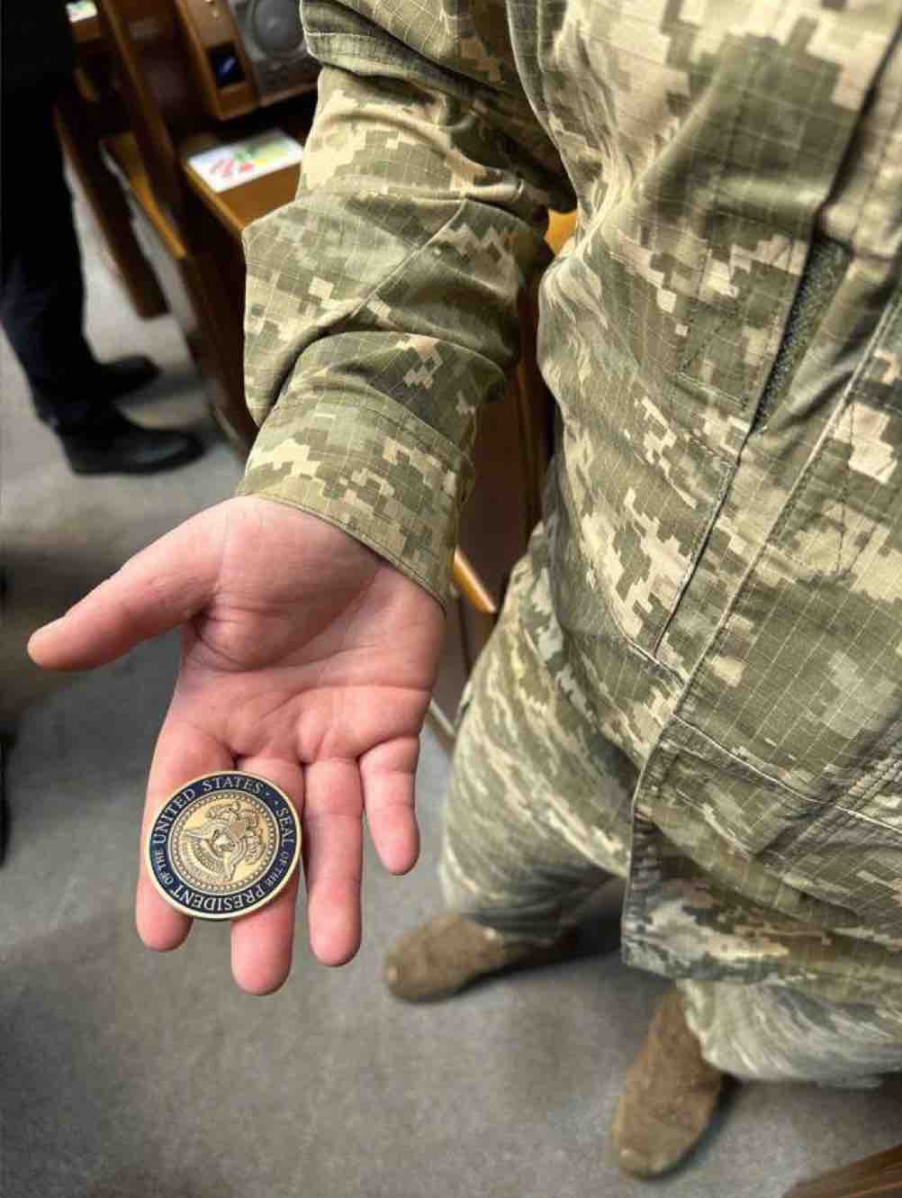 Командир Himars Павел Чернявский с медалью от Байдена