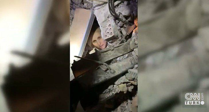 Женщину с ребенком достали из-под завалов