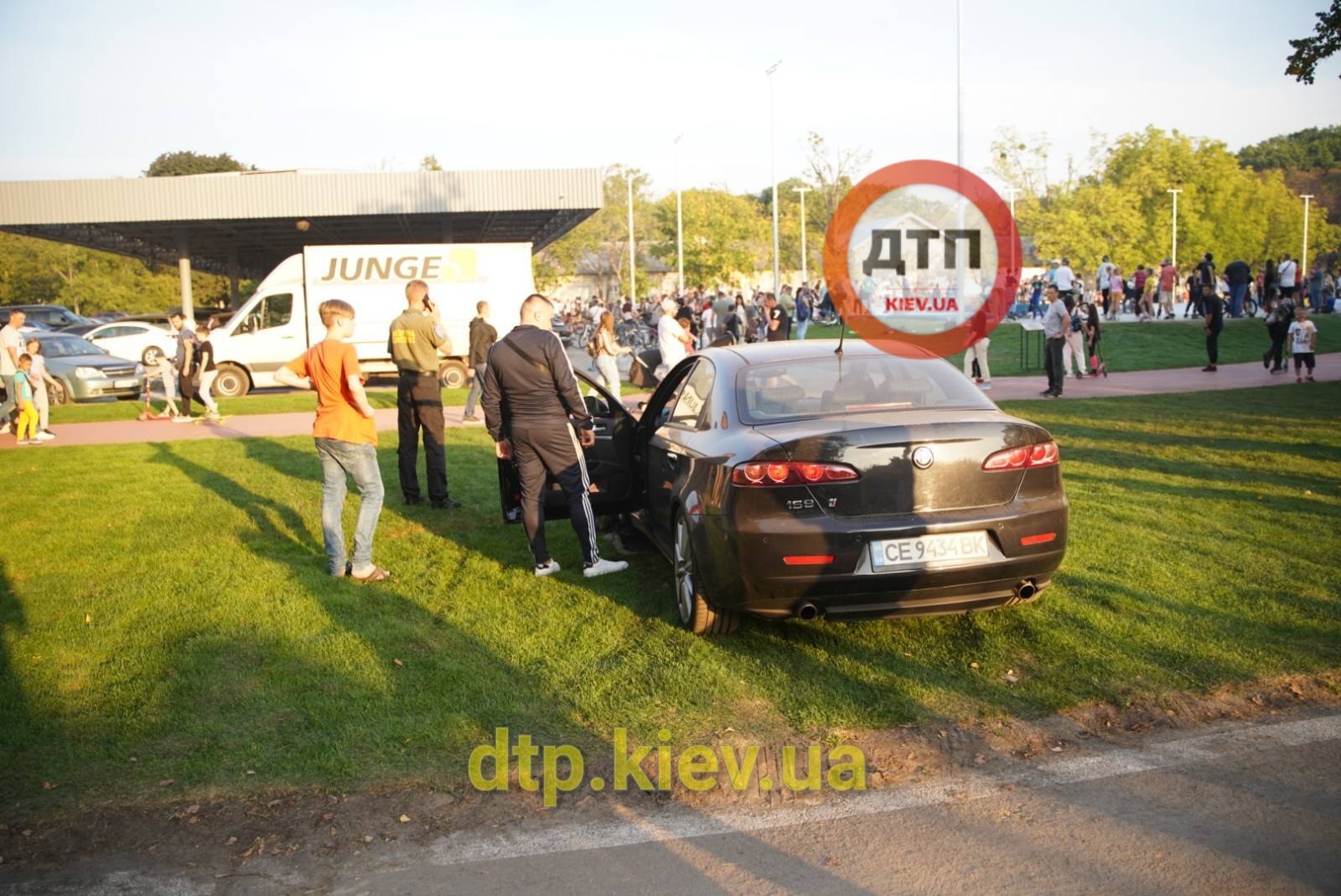 Авто припарковали на газоне киевского ВДНХ