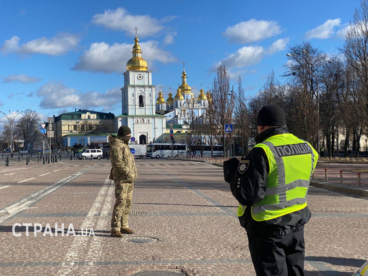 В Киеве возле Михайловского собора стоит почетный караул