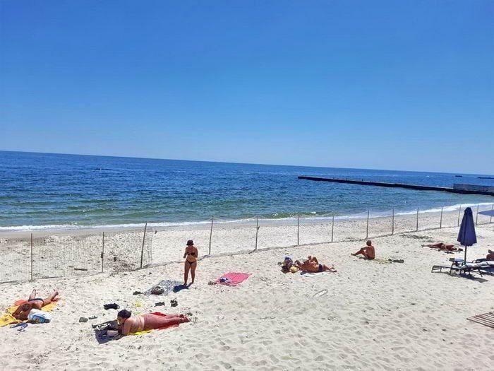 На одесских пляжах появились ограждения, препятствующие подходу к воде