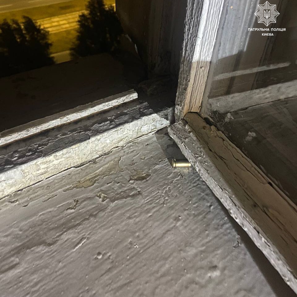 В Киеве пьяный мужчина стрелял из окна