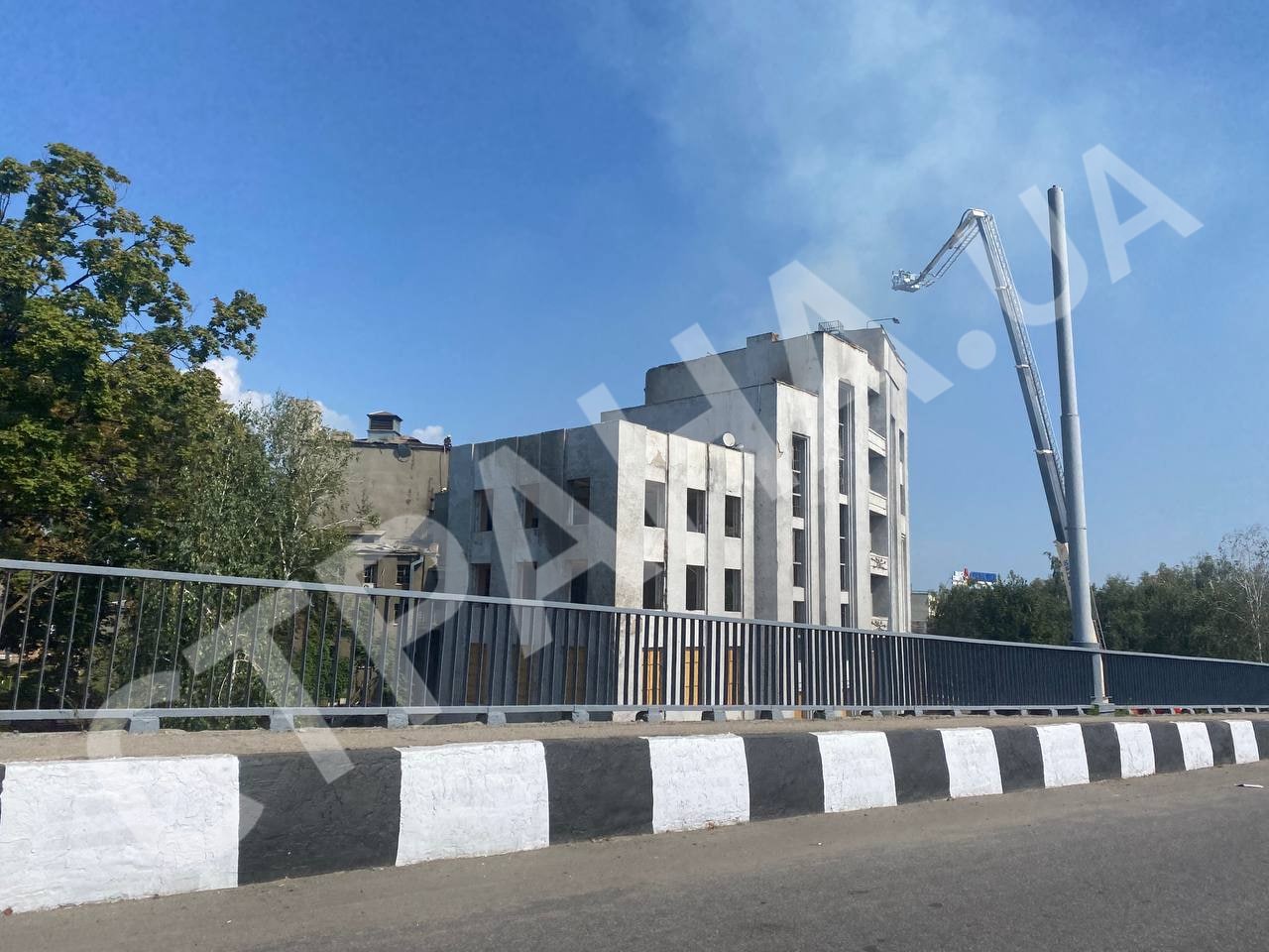 Пожар в результате обстрелов ДК Железнодорожников в Харькове