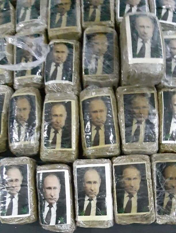 На северо-востоке Ливии нашли крупную партию гашиша с портретом Путина. Фото