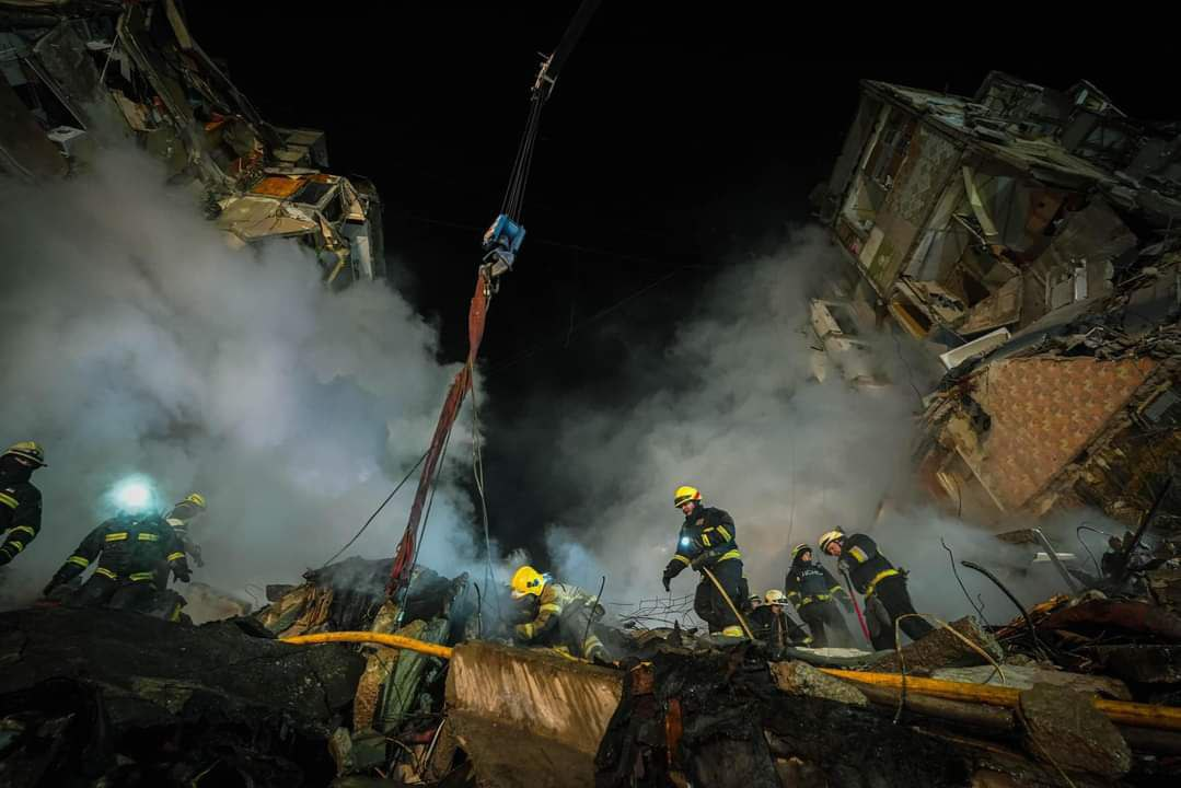 фото разбора завалов многоэтажки в Днепре