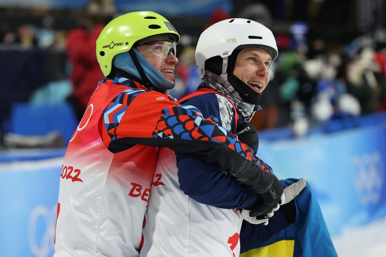 совместное празднование завоевавших медали фристайлистов украинца Александра Абраменко и россиянина Ильи Бурова