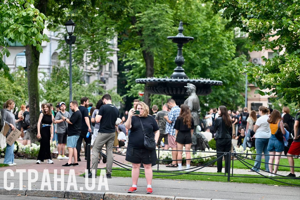 В Киеве возле театра имени Франко собрались протестующие против закона об урезании полномочий НАБУ и САП