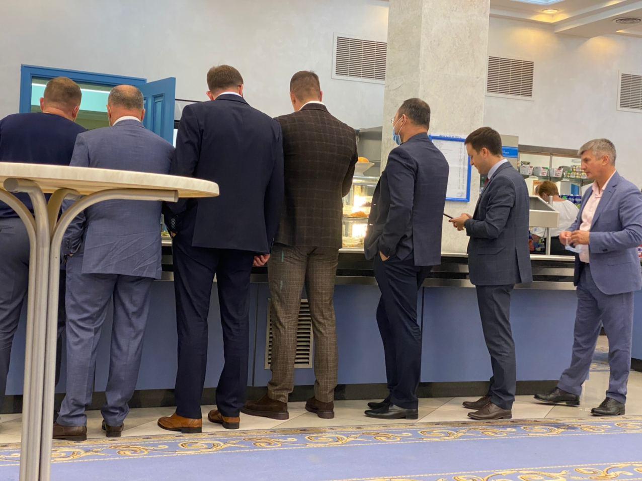 Депутаты не пользуются защитными масками.