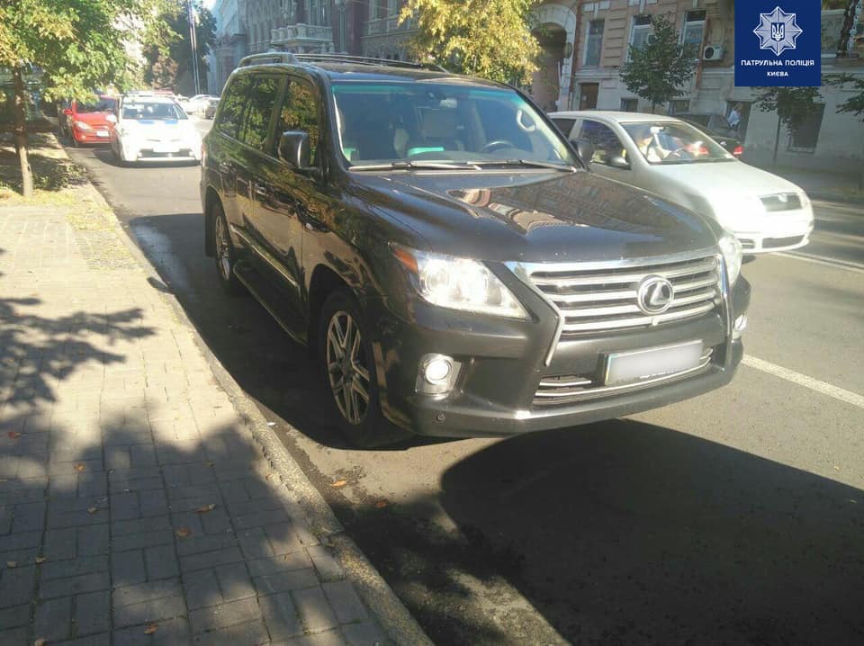 В Киеве пьяный водитель за рулем Lexus сбил клумбы в центре города. Фото: Facebook/&nbsp;Алексей Белошицкий