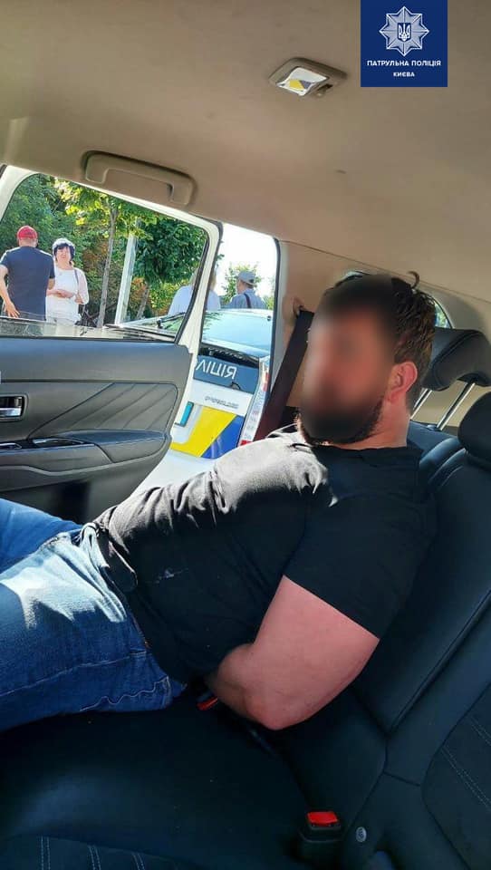 В Киеве пьяный водитель за рулем Lexus сбил клумбы в центре города. Фото: Facebook/&nbsp;Алексей Белошицкий