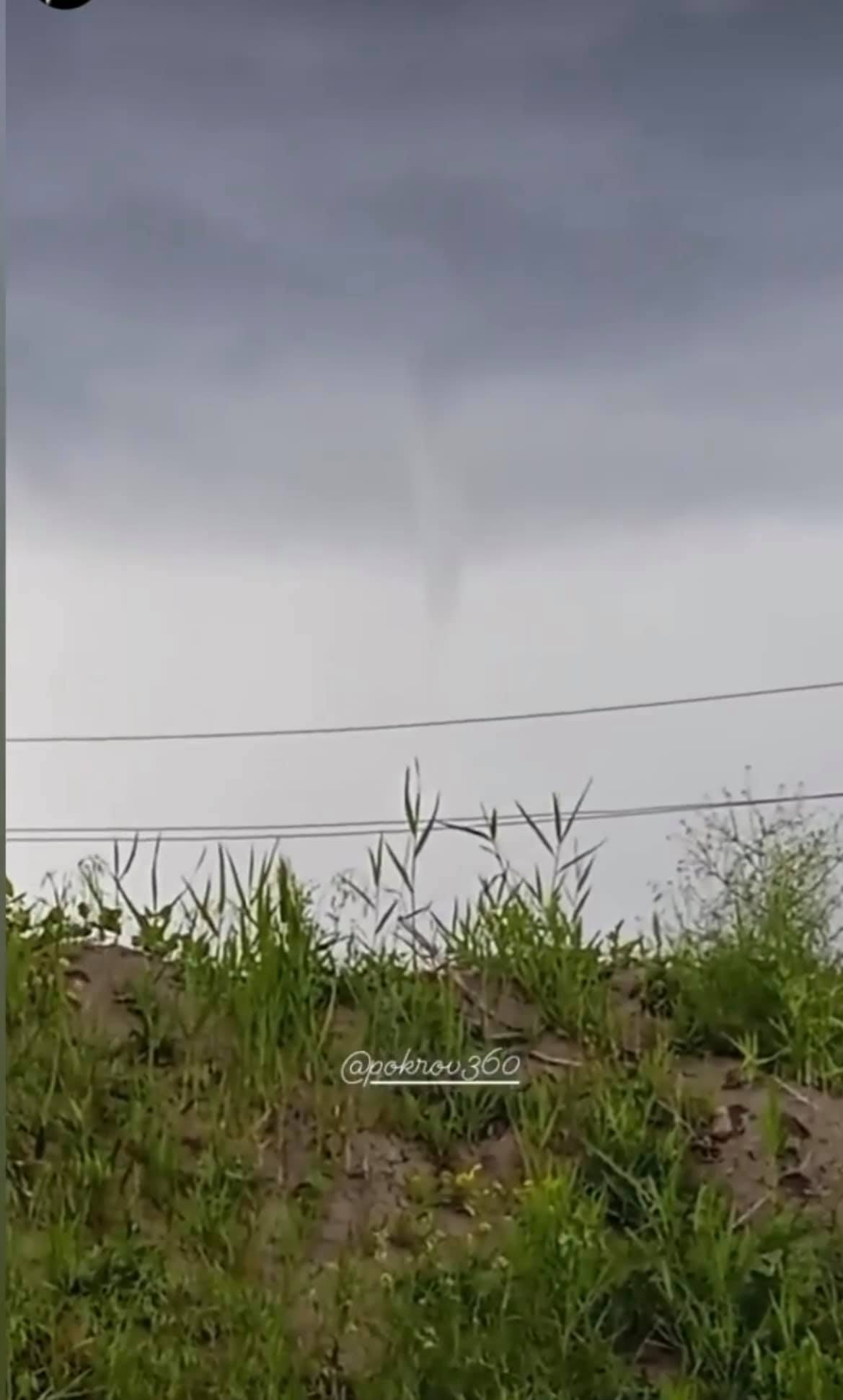 Смерч в Покровске. Фото: Facebook/ OrdzhoCity сообщество г. Покров