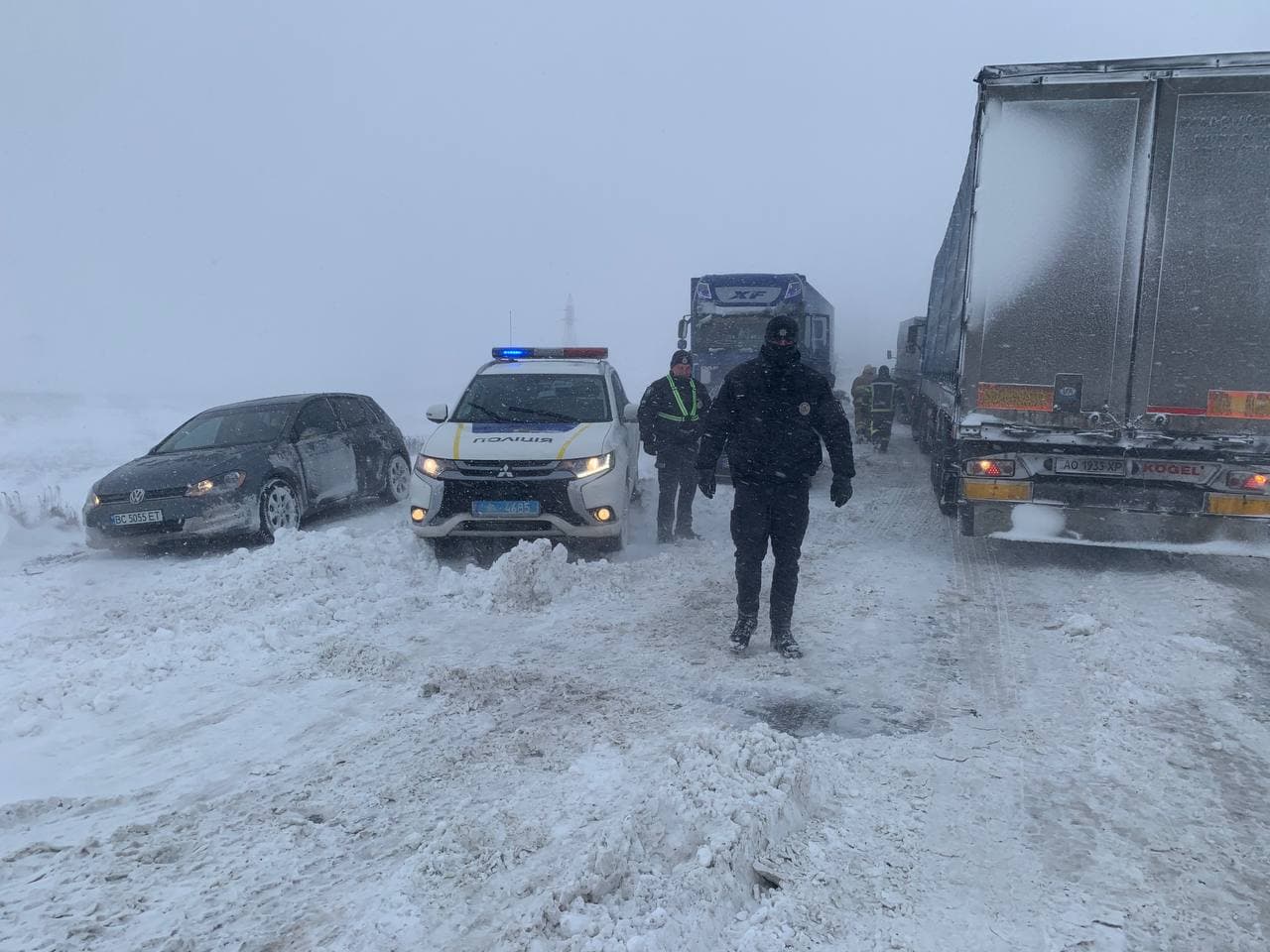 Спасатели в Ровенской области на дороге Киев-Чоп. Фото: ГСЧС