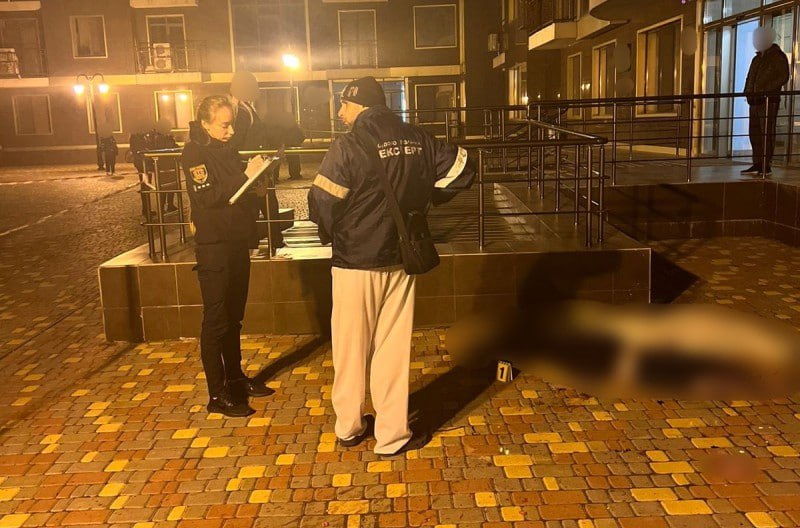 В Одесі з вікна багатоповерхівки випали, розбившись на смерть, мати та її дворічна донька