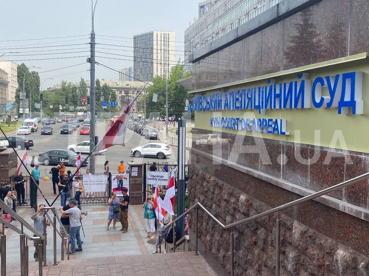 В день суда Семенченко в его поддержку собрались люди с символикой белорусской оппозиции