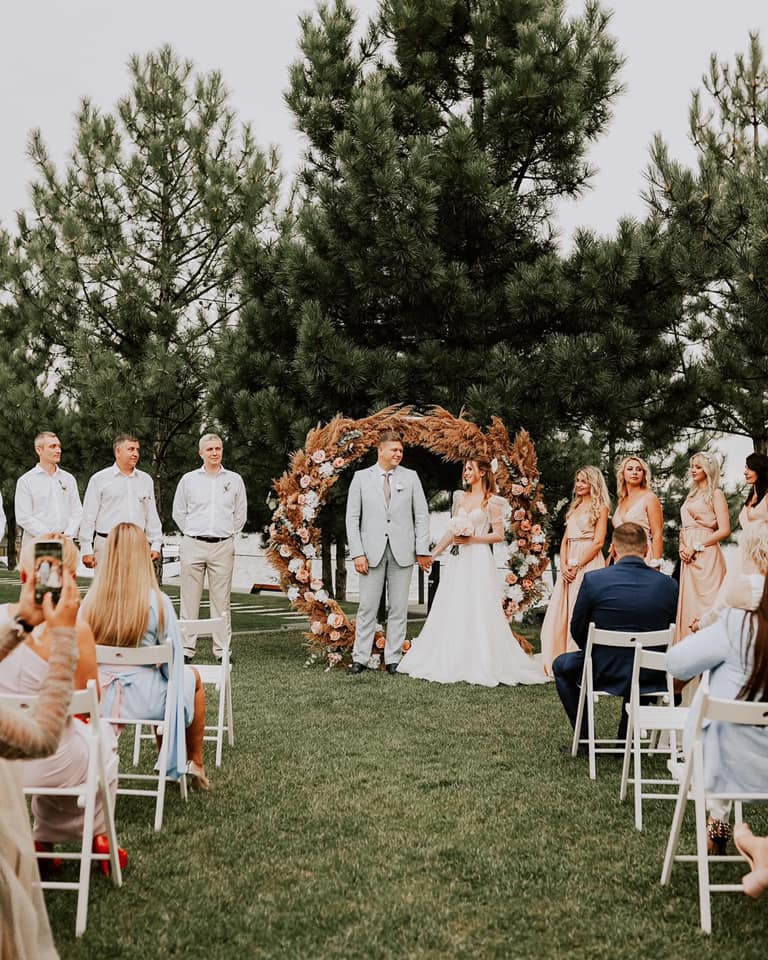 Настя из Уханя сыграла свадьбу с чиновником