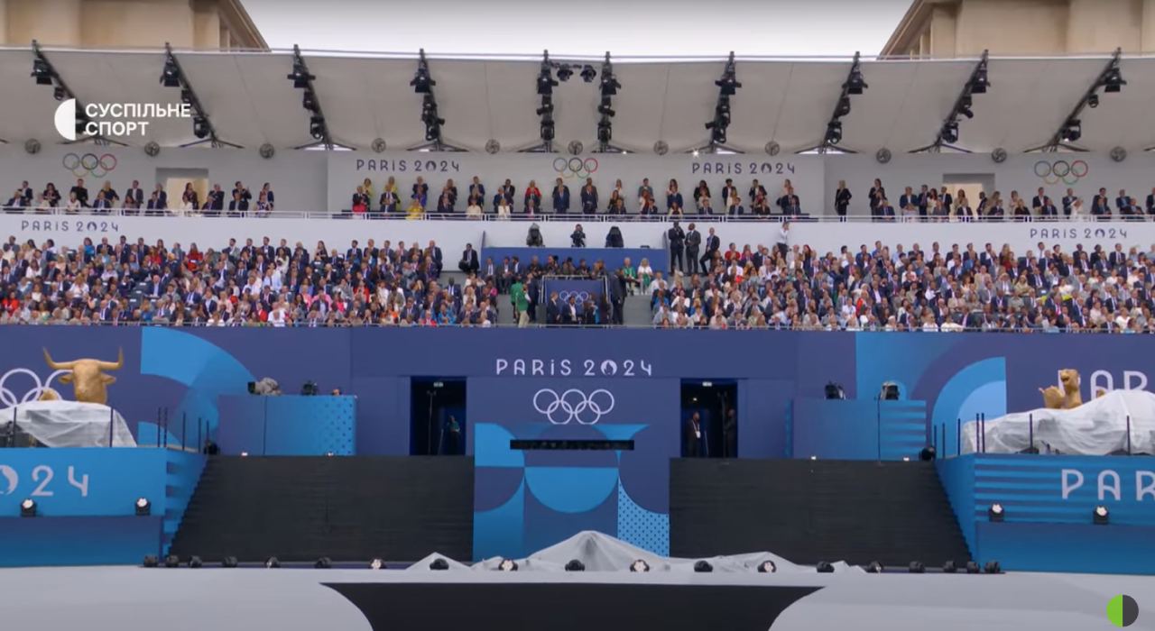 Фото (2) з церемонії відкриття Олімпіади у Парижі. Джерело -