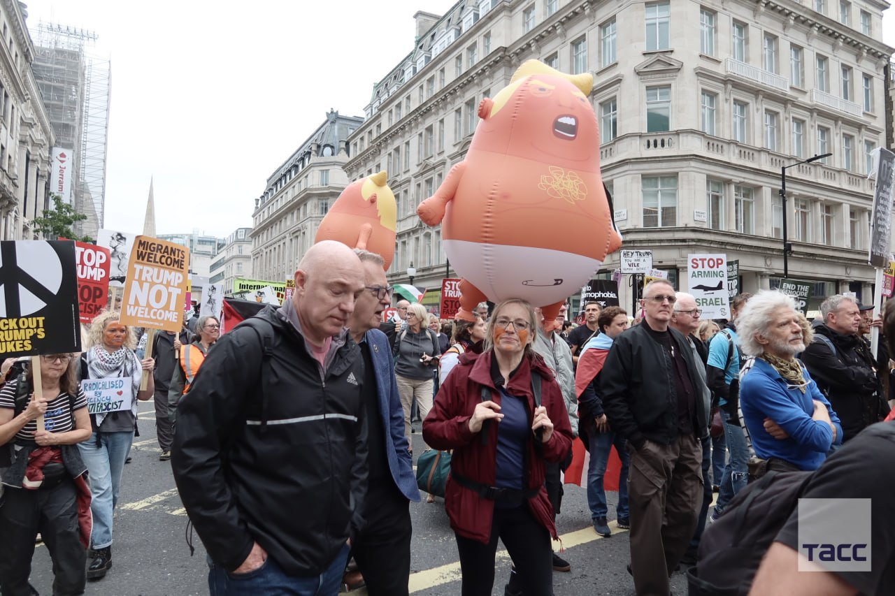Фото (2) протестувальників на мітингу у Лондоні. Джерело - Телеграм
