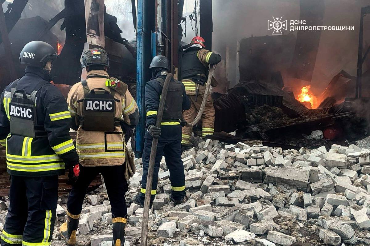 Фото (2) тушения пожара. Источник - ГСЧС